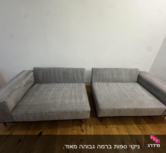 שתי ספות אפורות על רצפת עץ